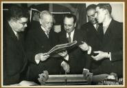 Reportagem fotográfica da visita de Sua Ex.ª o  Sr. Presidente da República General Óscar de Fragoso Carmona na inauguração da Casa da Infância de Mundet  C.ª Lda. no Seixal