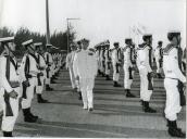 Fotografia de Américo Tomás passando revista às tropas no Comando Naval de Lourenço Marques, por ocasião da visita de estado efetuada a Moçambique