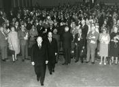 Fotografia de Américo Tomás, acompanhado por José João Gonçalves de Proença, no cinema Monumental, inaugurando a sessão solene do XI Congresso Internacional de Indústria Hoteleira