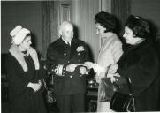 Fotografia de Américo Tomás no Palácio de Belém entregando um donativo a Cecília Supico Pinto, presidente do Movimento Nacional Feminino