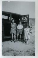 Fotografia de Maria Natália e Maria Madalena, filhas de Américo Tomás, com familiares a caminho da Praia do Magoito, em Sintra