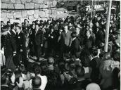 Fotografia de Américo Tomás saudando populares, por ocasião da inauguração das barragens da Bemposta e Aldeadávila 