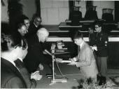 Fotografia de Américo Tomás presidindo às comemorações do 5.º centenário do nascimento de Gil Vicente num liceu com o mesmo nome do artista