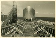 Fotografia dos trabalhos efetuados para conseguir rebocar completamente para a água o navio-tanque “Sameiro”, construído nos Estaleiros Navais do Alfeite