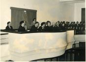 Fotografia de Américo Tomás, acompanhado por Gertrudes Rodrigues Tomás, presidindo à sessão solene de abertura do novo ano letivo e celebração do aniversário do Instituto de Odivelas