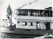 Fotografia de Américo Tomás, acompanhado por António Augusto Peixoto Correia, a bordo da embarcação Niassa na Ilha de Moçambique por ocasião da visita de estado efetuada a Moçambique