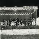 Fotografia de Américo Tomás, acompanhado por Gertrudes Rodrigues Tomás, por ocasião de um evento, onde foi oferecido um jantar e também, durante o qual, atuaram vários grupos de Ranchos Folclóricos