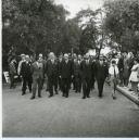 Fotografia de Américo Tomás em Sacavém, acompanhado por José João Gonçalves de Proença, Inocêncio Galvão Teles e por César Moreira Batista, por ocasião da inauguração do Bairro da SACOR