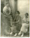 Fotografia de Gertrudes Ribeiro da Costa na companhia das suas duas irmãs, durante uma visita à vila de Sintra