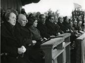 Fotografia de Américo Tomás, acompanhado por Gertrudes Rodrigues Tomás e por José Gonçalo Correia de Oliveira, junto à Ermida de São Jerónimo no alto do Restelo, assistindo à missa de bênção dos bacalhoeiros