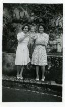 Fotografia de Maria Madalena e Maria Natália, filhas de Américo Tomás, com um familiar durante um passeio pela vila de Sintra