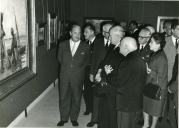 Fotografia de Américo Tomás no Secretariado Nacional de Informação visitando uma exposição de pintura de Frederico Aires sobre Moçambique