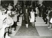 Fotografia Gertrudes Rodrigues Tomás, acompanhada pela filha Maria Natália, em Setúbal, por ocasião das comemorações do II Centenário do nascimento do poeta Bocage