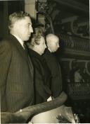 Fotografia de Américo Tomás, acompanhado por Gertrudes Rodrigues Tomás e por Joaquim da Silva Cunha, no Coliseu dos Recreios, assistindo a um sarau do Orfeão Universitário do Porto