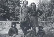 Fotografia de Ramalho Eanes com os irmãos e amigos