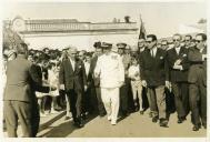 Fotografia de Américo Tomás, acompanhado por Alfredo Rodrigues dos Santos Júnior em São Brás de Alportel, por ocasião da visita oficial efetuada ao Algarve