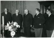 Fotografia de Américo Tomás, acompanhado por António de Oliveira Salazar, no Palácio de Belém, por ocasião da posse de novos membros do governo