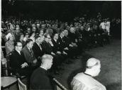 Fotografia de Américo Tomás, acompanhado por Alfredo Rodrigues dos Santos Júnior, Eduardo de Arantes e Oliveira e por José Henrique de Azeredo Perdigão, por ocasião da cerimónia de inauguração da estátua de Calouste Gulbenkian no jardim da Fundação
