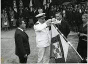 Fotografia de Américo Tomás, acompanhado por Inocêncio Galvão Teles e por Joaquim da Silva Cunha, visitando o 1.º Acampamento Nacional da Mocidade Portuguesa Feminina