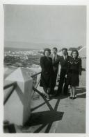 Fotografia de Maria Madalena e Maria Natália, filhas de Américo Tomás, com familiares e amigos durante um passeio à Ericeira