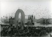 Fotografia da cerimónia da missa e bênção dos navios bacalhoeiros realizada em Belém junto ao rio Tejo