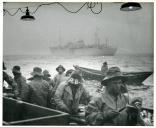 Fotografia dum grupo de pescadores a bordo dos seus dóris na pesca de bacalhau à linha junto do navio-mãe “Capitão José Vilarinho” nas águas geladas da Terra Nova