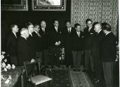 Fotografia de Américo Tomás no Palácio Nacional de Belém, recebendo em audiência as Forças Vivas do distrito de Viseu