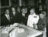 Fotografia de Américo Tomás, acompanhado por Eduardo de Arantes e Oliveira e por Francisco Maria da Silva, por ocasião da visita efetuada ao Museu de Etnologia do Porto