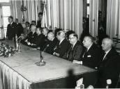 Fotografia de Américo Tomás, acompanhado por César Moreira Batista, nas instalações do Secretariado Nacional de Informação, presidindo à sessão solene inaugural comemorativa do 50.º aniversário da Federação Portuguesa de Futebol