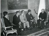 Fotografia de Américo Tomás no Palácio de Belém, recebendo em audiência a Comissão Provincial de Moçambique da União Nacional