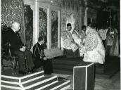 Fotografia de Américo Tomás assistindo a uma missa solene na Sé, por ocasião das celebrações do 8.º Centenário da Reconquista Cristã da Cidade de Évora