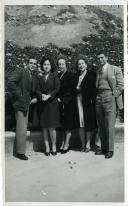 Fotografia de Gertrudes Tomás com as filhas Maria Natália e Maria Madalena, familiares e amigos na Praia de Santa Cruz, em Torres Vedras