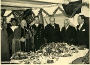 Fotografia de Américo Tomás por ocasião da recepção do navio "Ribeira Grande"
