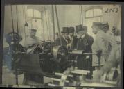 Fotografia de Bernardino Machado durante a visita à Fábrica de Pólvora, em Chelas