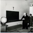 Fotografia de Américo Tomás em Sacavém, acompanhado por Inocêncio Galvão Teles, visitando a escola primaria, por ocasião da inauguração do Bairro da SACOR