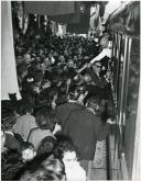 Fotografia de Américo Tomás saudando a população a bordo do comboio especial na estação ferroviária da, durante o regresso a Lisboa da visita oficial ao distrito de Bragança.