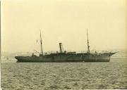 Fotografia dum navio de guerra da Marinha Portuguesa, fundeado no rio Tejo