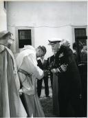 Fotografia de Américo Tomás, acompanhado por D. Manuel Trindade Salgueiro em Évora, por ocasião da visita efetuada ao Convento da Cartuxa