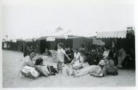 Fotografia de Maria Madalena e Maria Natália, filhas de Américo Tomás, com familiares e amigos na Praia do Homem do Leme, no Porto, por ocasião da sua visita ao norte de Portugal