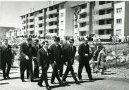 Fotografia de Américo Tomás em Albarraque, por ocasião da inauguração do bairro para os operário da Tabaqueira SA