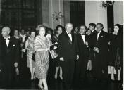 Fotografia de Américo Tomás, acompanhado por Gertrudes Rodrigues Tomás, durante a receção solene e banquete no Grande Hotel da cidade da Beira, durante a visita de estado a Moçambique 