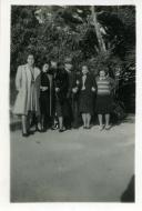 Fotografia de Américo Tomás, com as filhas Maria Natália e Maria Madalena, familiares e amigos durante um passeio à Cruz Alta na Serra de Sintra