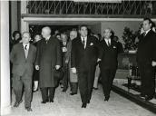 Fotografia de Américo Tomás, acompanhado por Gertrudes Rodrigues Tomás, na Feira das Indústrias, presidindo à inauguração da Feira de Artes Domésticas