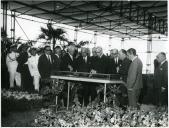 Fotografia de Américo Tomás, acompanhado por Alfredo Rodrigues dos Santos Júnior, no Parque Eduardo VII, presidindo à inauguração de uma exposição de floricultura