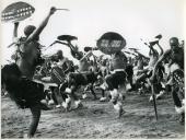 Fotografia de danças tribais em Quissico, por ocasião da visita de estado efetuada por Américo Tomás a Moçambique
