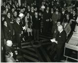 Fotografia de Américo Tomás acompanhado por Gertrudes Rodrigues Tomás no Teatro D. Maria II, visitando uma exposição sobre Claude Debussy