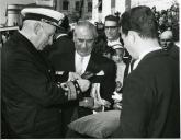 Fotografia de Américo Tomás recebendo um presente durante a visita efetuada ao Alentejo de 12 a 14 de abril