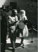 Fotografia de Carmen de Carvalho e Hailé Salassié I, por ocasião da sua visita de Estado a Portugal, no Mosteiro da Batalha, na Batalha.