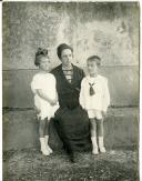 Fotografia de Adelaide Ribeiro, mãe de Gertrudes Ribeiro da Costa, com dois netos, durante uma visita à vila de Sintra