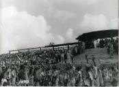 Fotografia de Américo Tomás, acompanhado por José Augusto da Costa Almeida e por António Augusto Peixoto Correia, assistindo a danças tribais por ocasião da visita de estado efetuada a Moçambique